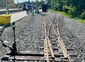 Zastávka u Brna a nástupiště úzkokolejky. Pramen: DT-Výhybkárna