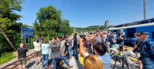 Slavnostní zahájení provozu úzkokolejky v Zastávce u Brna. Pramen: DT-Výhybkárna