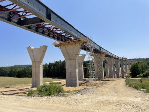Estakáda Zdíky na stavbě D3 (červen 2025). Autor: Zdopravy.cz/Jan Šindelář