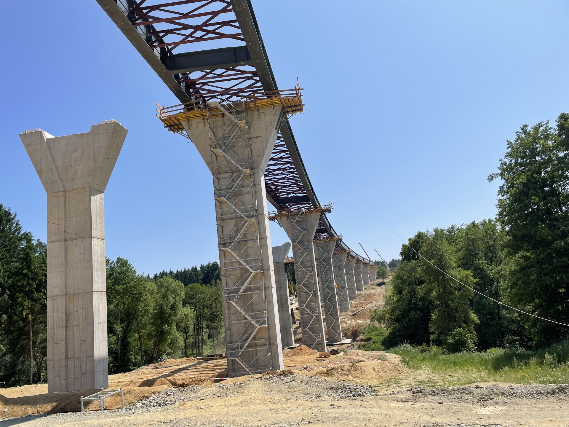 Estakáda Zdíky na stavbě D3 (červen 2025). Autor: Zdopravy.cz/Jan Šindelář