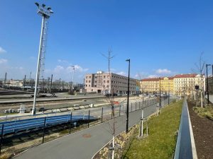 Do 12. prosince 2024 odjížděly autovlaky z Prahy hlavního nádraží. Budova v pozadí půjde k zemi. Autor: Zdopravy.cz/Jan Šindelář