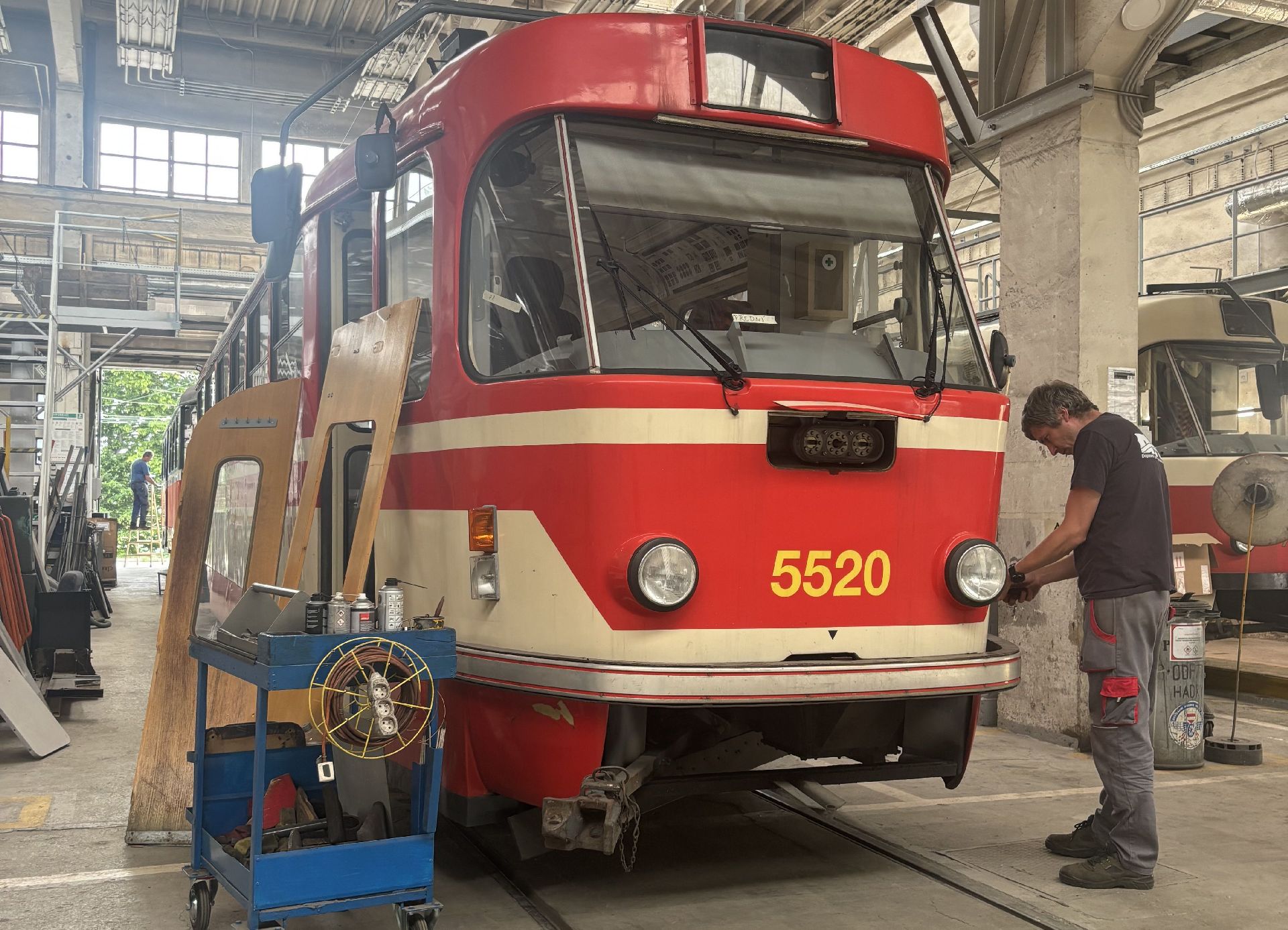 Oprava pražské tramvaj T3 v Brně. Foto: DPMB
