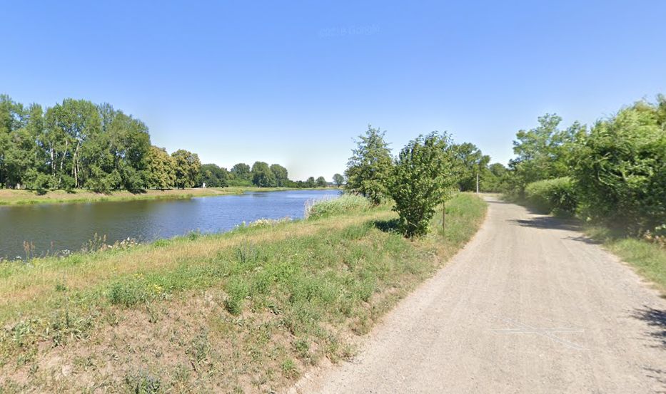 Cesta podél Labe u obce Hradištko. Foto: Google Street View