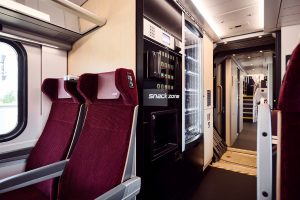 Nápojový automat  v jednotce Stadler KISS (railjet). Foto: Mark Knopp / ÖBB