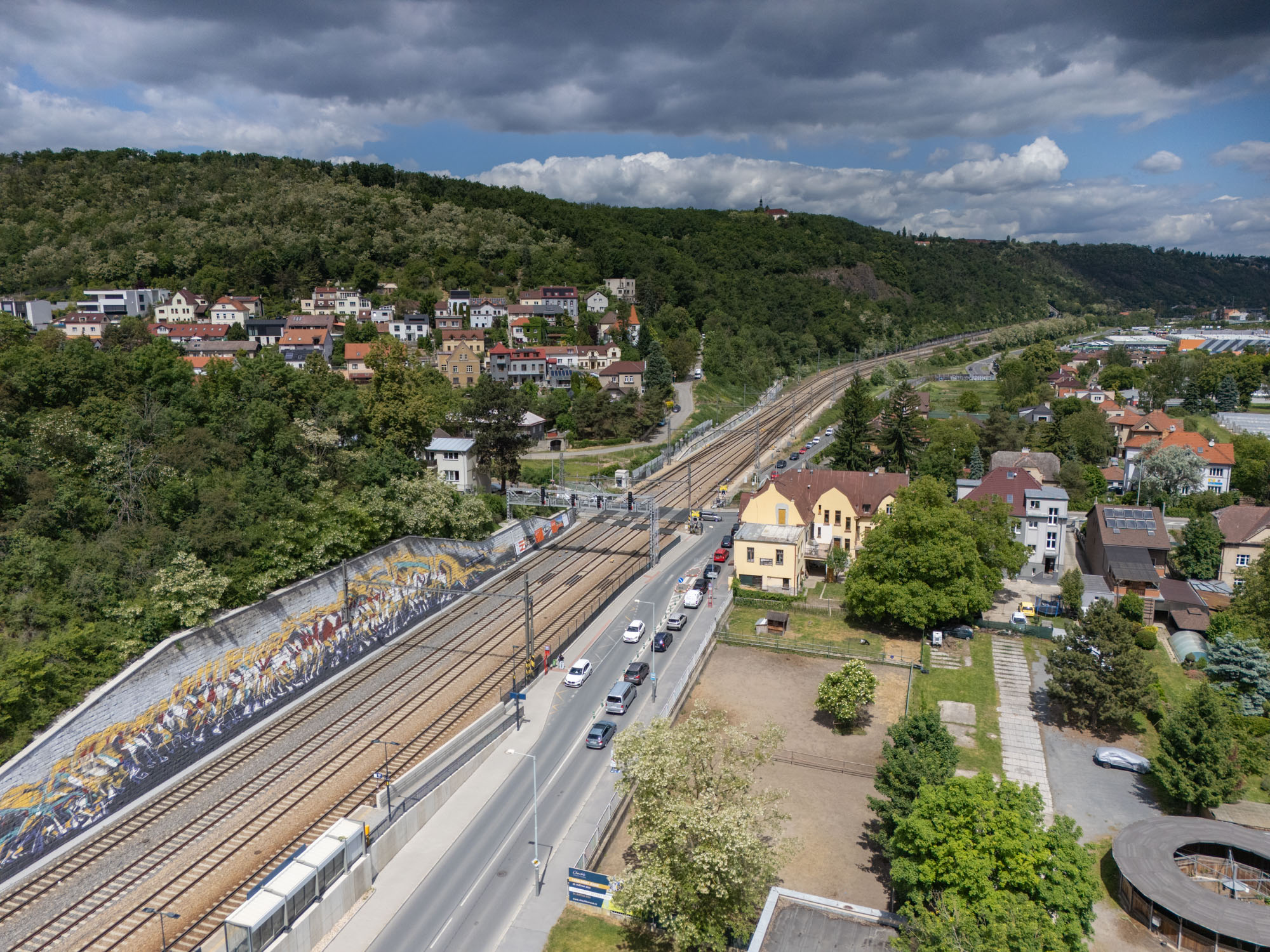 Stávající přejezd ve Velké Chuchli. Foto: Správa železnic