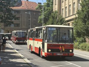 Historický průvod autobusů ke 100 letům provozu v Praze. Foto: DPP