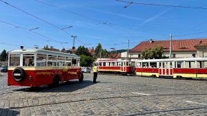 Historický průvod autobusů ke 100 letům provozu v Praze. Foto: DPP / Daniel Šabík