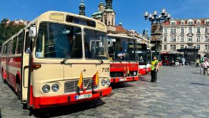 Historický průvod autobusů ke 100 letům provozu v Praze. Foto: DPP / Daniel Šabík