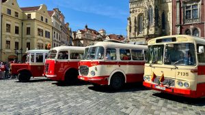 Historický průvod autobusů ke 100 letům provozu v Praze. Foto: DPP / Daniel Šabík