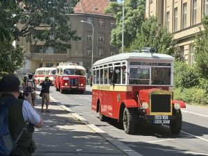 Historický průvod autobusů ke 100 letům provozu v Praze. Foto: DPP