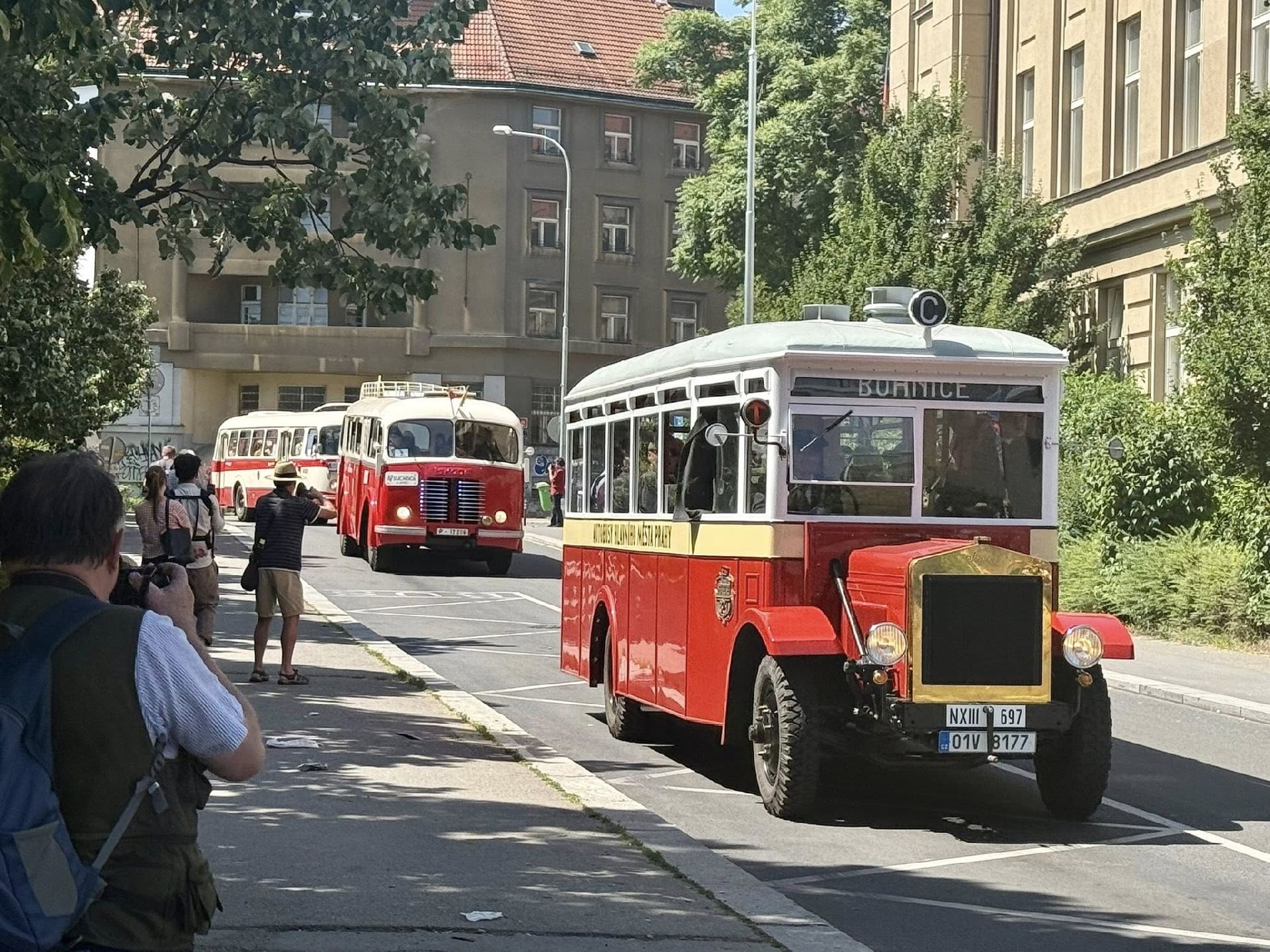 Historický průvod autobusů ke 100 letům provozu v Praze. Foto: DPP