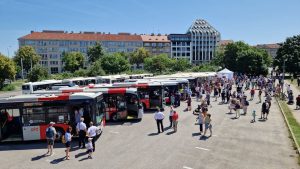Historický průvod autobusů ke 100 letům provozu v Praze. Foto: DPP / Daniel Šabík