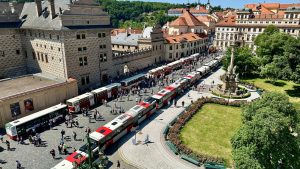 Historický průvod autobusů ke 100 letům provozu v Praze. Foto: DPP / Daniel Šabík