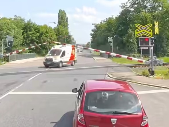 Sanitka ASČR projíždějící přejezd v Kolíně. Zdroj: Facebook.com - Záběry z kamer kamionů a přestupky osobních automobilů