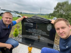 Pomník připomínající tragickou nehodu na přejezdu v Dolní Lutyni, kdy zahynul strojvedoucí Dalibor Žák. Foto: David Brzeźniak