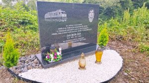 Pomník připomínající tragickou nehodu na přejezdu v Dolní Lutyni, kdy zahynul strojvedoucí Dalibor Žák. Foto: David Brzeźniak
