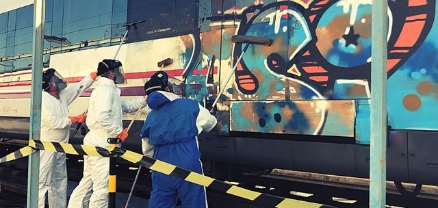 Čištění od graffiti. Foto: Renfe.com