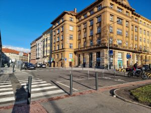 Sloupky z plastu či železa chrání na Praze 6 chodníky a brání parkování. Foto: Dopravni6.cz