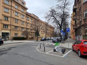 Sloupky z plastu či železa chrání na Praze 6 chodníky a brání parkování. Foto: Dopravni6.cz