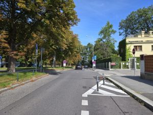 Sloupky z plastu či železa chrání na Praze 6 chodníky a brání parkování. Foto: Dopravni6.cz