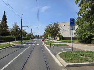 Sloupky z plastu či železa chrání na Praze 6 chodníky a brání parkování. Foto: Dopravni6.cz