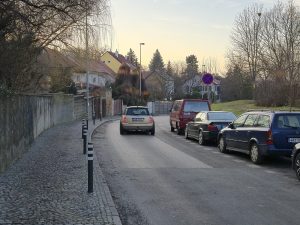 Sloupky z plastu či železa chrání na Praze 6 chodníky a brání parkování. Foto: Dopravni6.cz