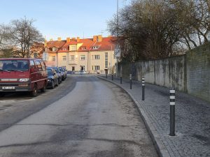Sloupky z plastu či železa chrání na Praze 6 chodníky a brání parkování. Foto: Dopravni6.cz