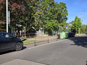 Sloupky z plastu či železa chrání na Praze 6 chodníky a brání parkování. Foto: Dopravni6.cz