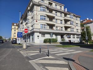 Sloupky z plastu či železa chrání na Praze 6 chodníky a brání parkování. Foto: Dopravni6.cz