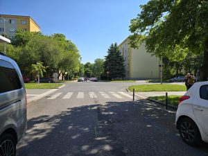 Sloupky z plastu či železa chrání na Praze 6 chodníky a brání parkování. Foto: Dopravni6.cz