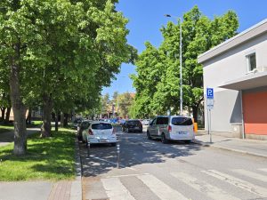 Sloupky z plastu či železa chrání na Praze 6 chodníky a brání parkování. Foto: Dopravni6.cz