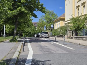 Sloupky z plastu či železa chrání na Praze 6 chodníky a brání parkování. Foto: Dopravni6.cz
