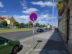 Sloupky z plastu či železa chrání na Praze 6 chodníky a brání parkování. Foto: Dopravni6.cz