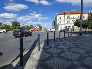 Sloupky z plastu či železa chrání na Praze 6 chodníky a brání parkování. Foto: Dopravni6.cz