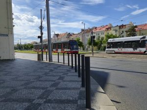 Sloupky z plastu či železa chrání na Praze 6 chodníky a brání parkování. Foto: Dopravni6.cz