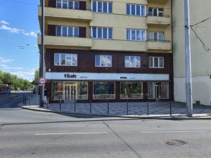 Sloupky z plastu či železa chrání na Praze 6 chodníky a brání parkování. Foto: Dopravni6.cz