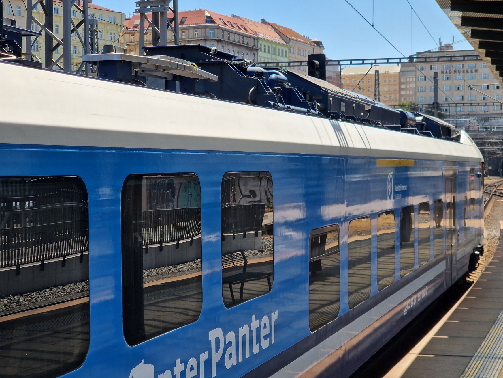 Anténa satelitního internetu Starlink na jednotce InterPanter. Foto: Zdopravy.cz