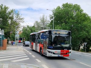 Naftové autobusy DPP v ulici Na pískách. Už za rok je nahradí nové trolejbusy. Foto: Zdopravy.cz