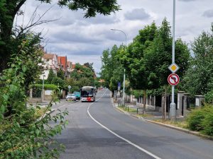Naftové autobusy DPP v ulici Na pískách. Už za rok je nahradí nové trolejbusy. Foto: Zdopravy.cz