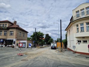 V Šárecké ulici už stožáry pro trolejbusové vedení stojí. Stavbaři využili oprav kanalizace. Foto: Zdopravy.cz