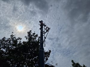 Napájecí trolejbusový stožár v blízkosti měnírny U Matěje. Foto: Zdopravy.cz