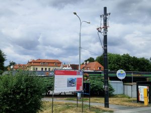 Napájecí trolejbusový stožár v blízkosti měnírny U Matěje. Foto: Zdopravy.cz