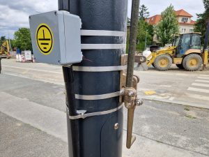 Napájecí trolejbusový stožár v blízkosti měnírny U Matěje. Foto: Zdopravy.cz