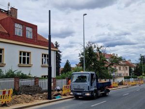 Pokládání napájecího kabelu. Foto: Zdopravy.cz