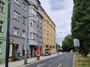 Trolejbusové stožáry s výložníky v Zelené ulici. Foto: Zdopravy.cz