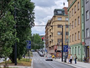Trolejbusové stožáry s výložníky v Zelené ulici. Foto: Zdopravy.cz