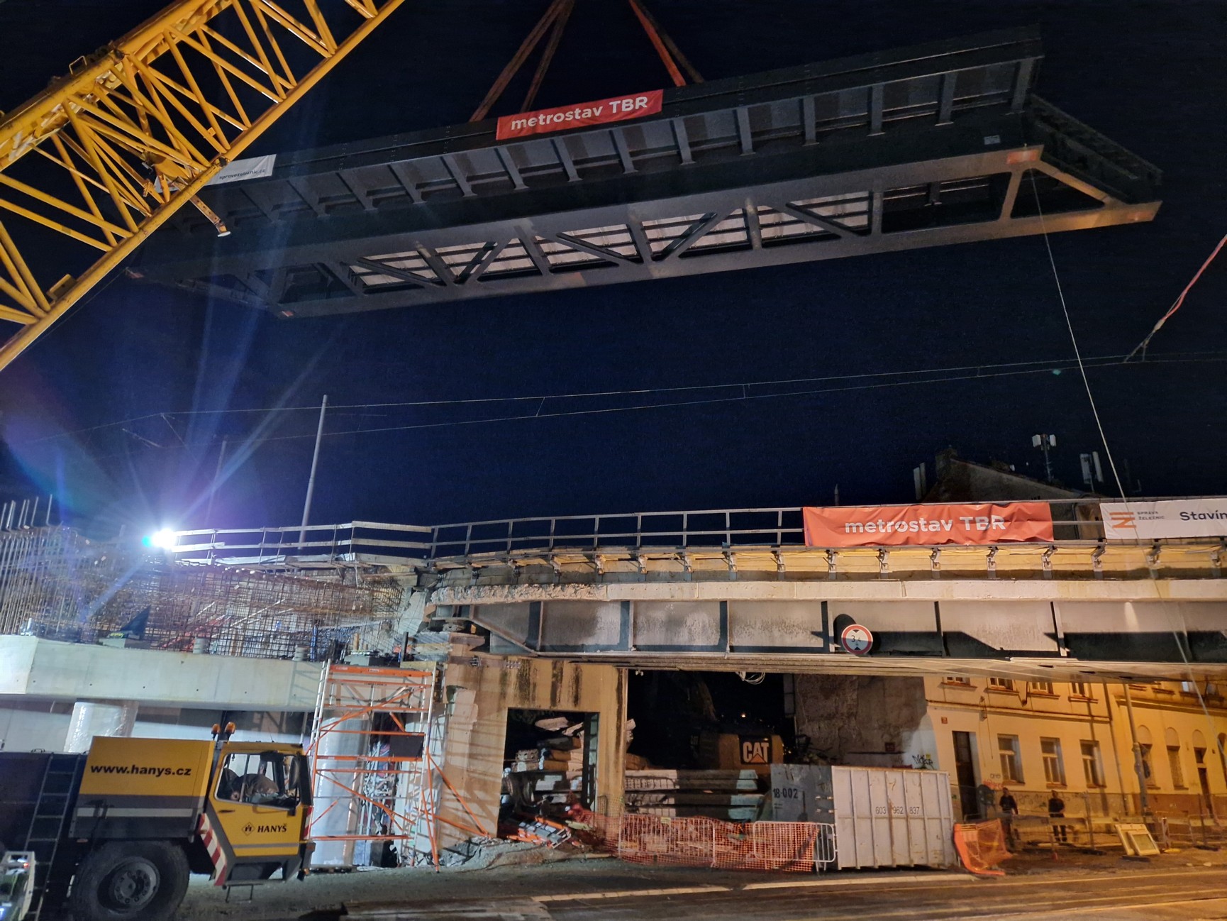 Noční instalace první části železničního mostu přes Nádražní ulici na pražském Smíchově. Foto: Zdopravy.cz / Jan Nevyhoštěný