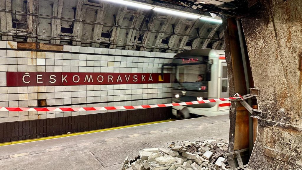 Stanice metra Českomoravská v lednu 2025 po částečném odstrojení obkladů. Foto: DPP