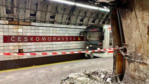 Stanice metra Českomoravská v lednu 2025 po částečném odstrojení obkladů. Foto: DPP