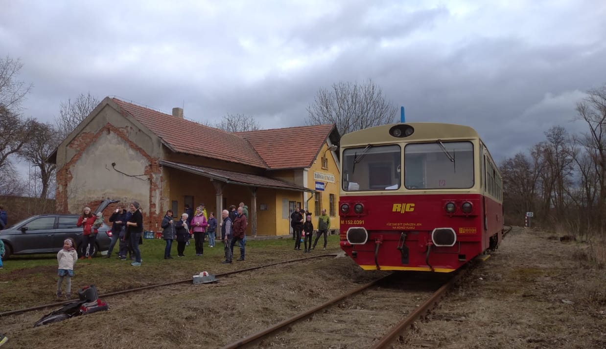 Motorový vůz 810 na Doupovské dráze. Foto: Railway Capital